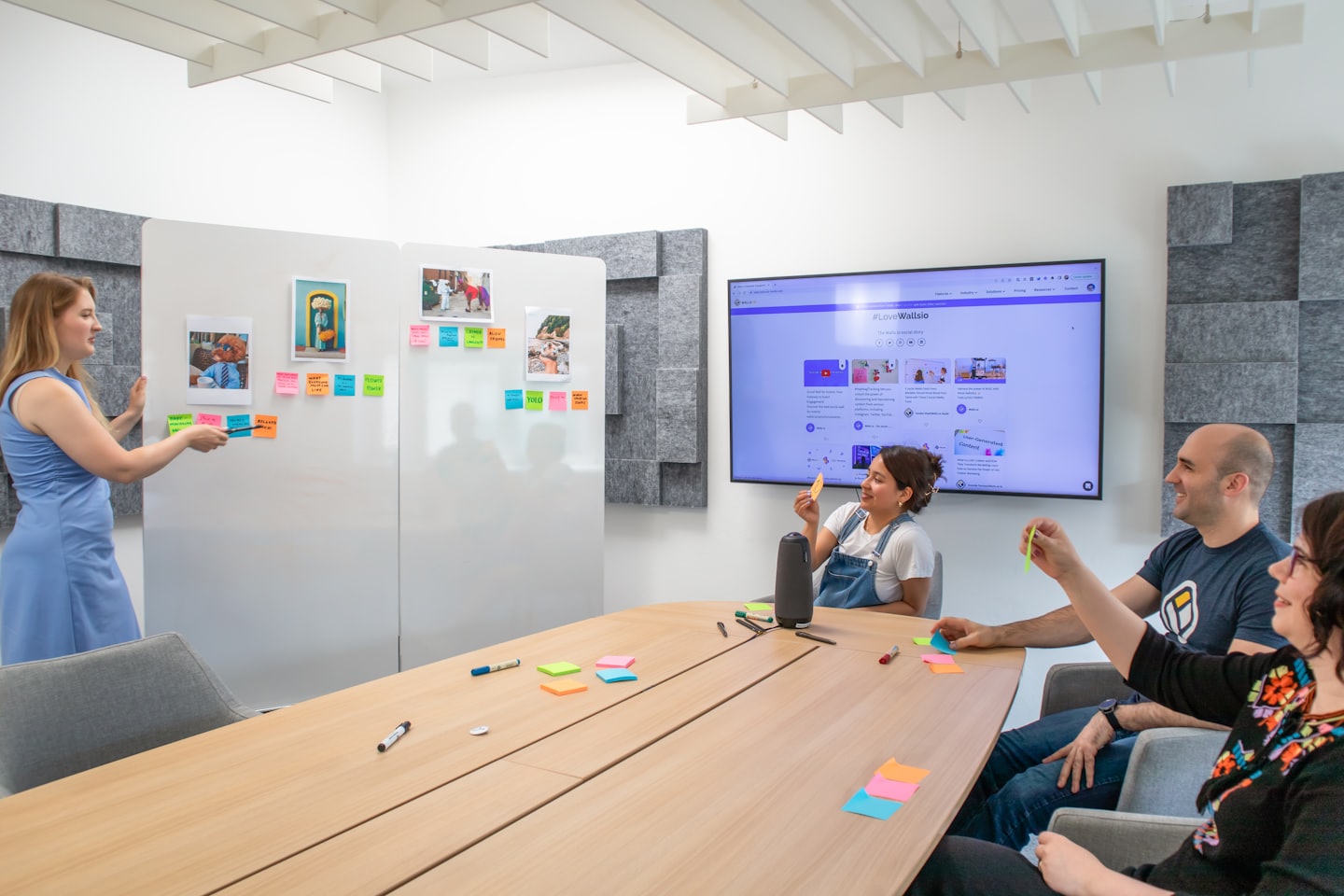 Team di professionisti che fa brainstorming in una moderna sala riunioni.