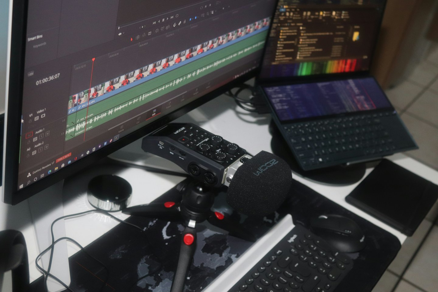 Postazione di lavoro professionale con software di editing video sul monitor.
